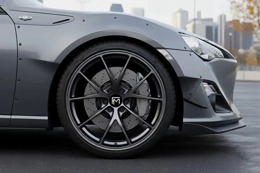 La simulation de jantes sur la photo d'une Toyota 86 : la voiture d'origine, avec ses jantes Forged Metallics FM01 Stratos sombres